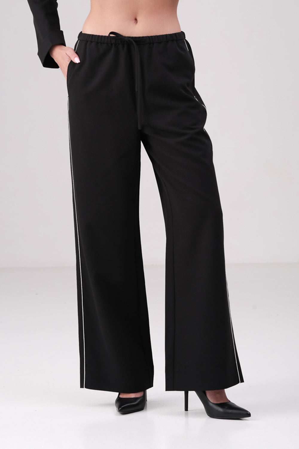 מכנס ארוך גזרה מתרחבת בצבע שחור