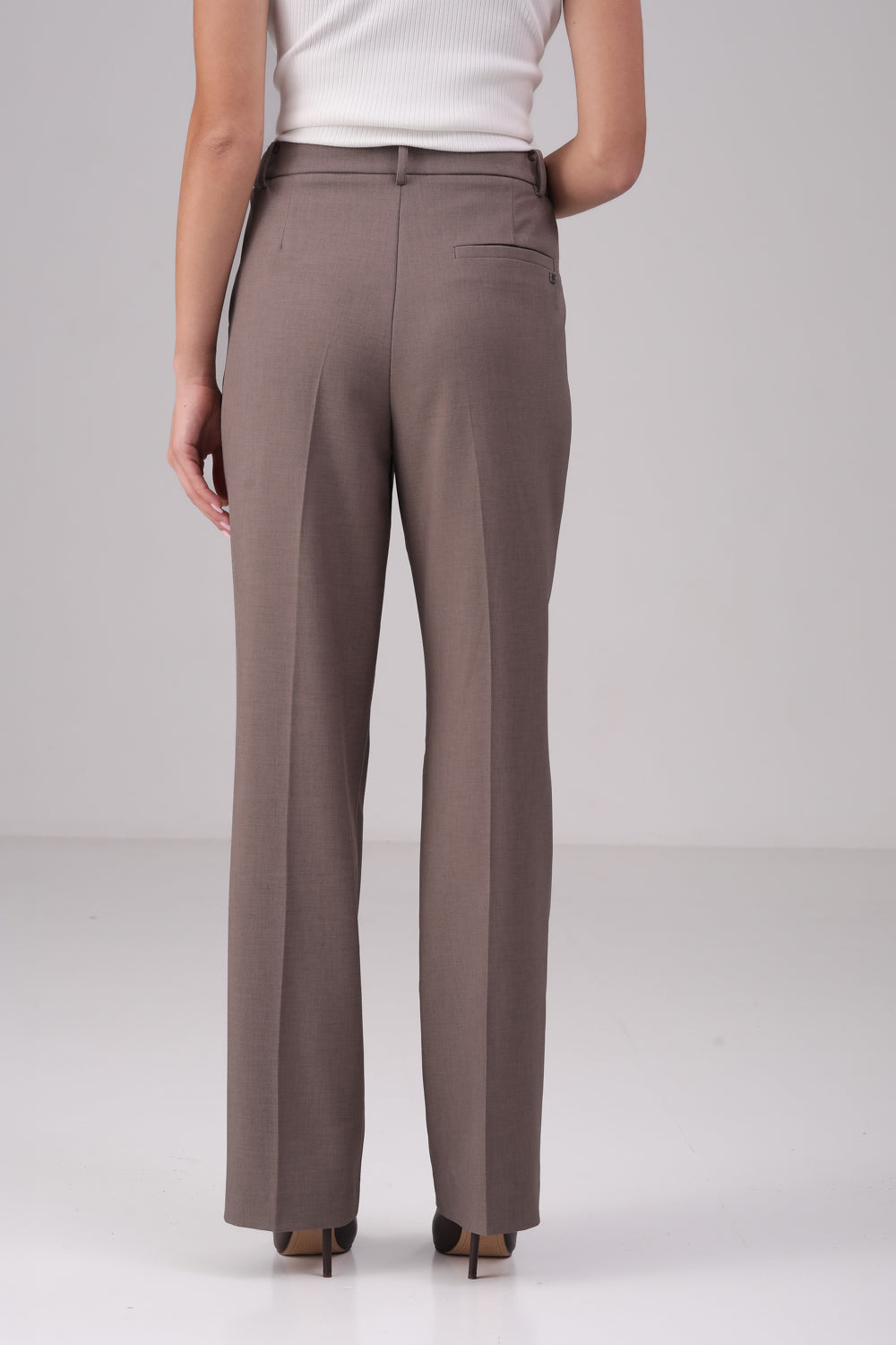 מכנס מחויט קלאסי בצבע חום