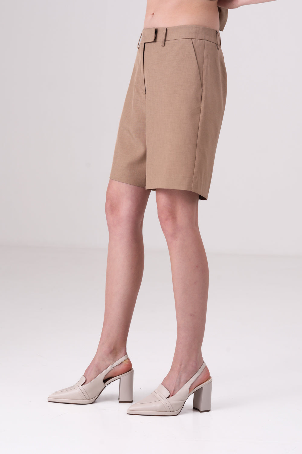 מכנס ברמודה מחויט בצבע מוקה