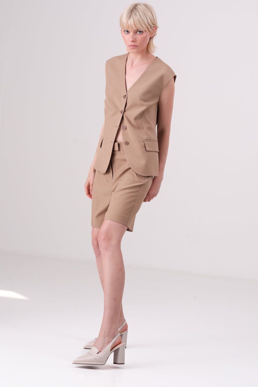 מכנס ברמודה מחויט בצבע מוקה