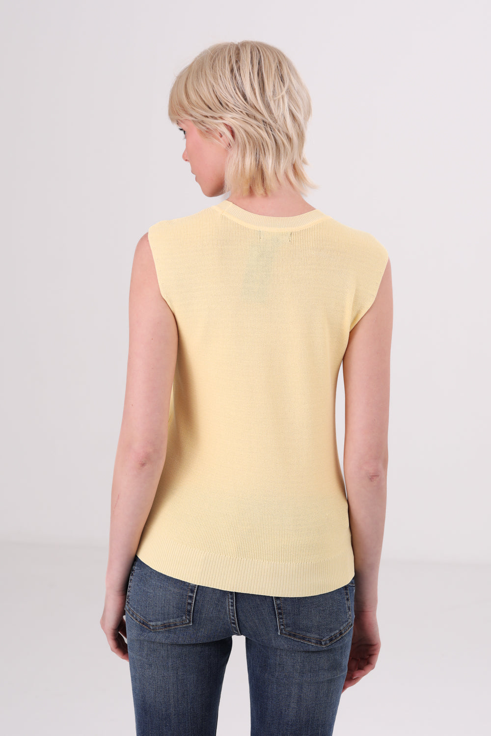 גופיית סריג ללא שרוולים לנשים