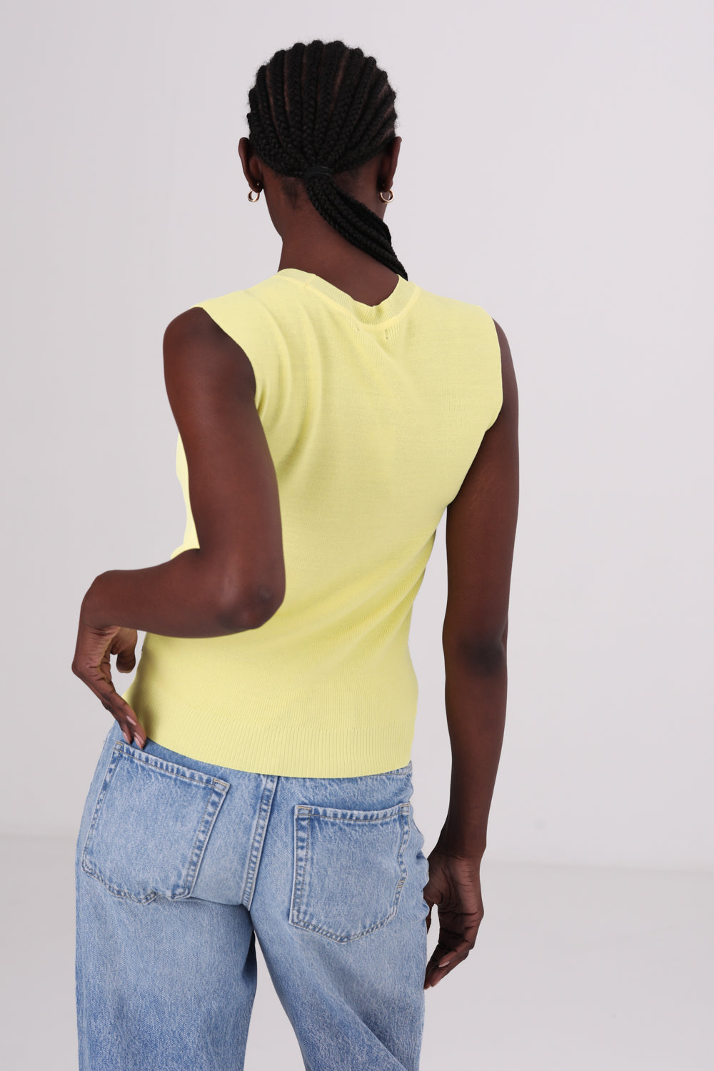 גופיית סריג ללא שרוולים לנשים