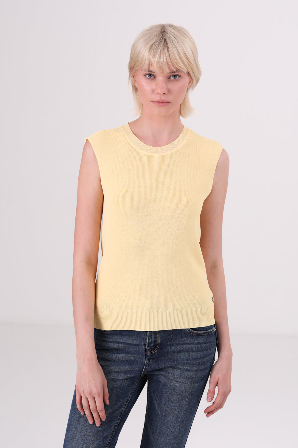 גופיית סריג ללא שרוולים לנשים