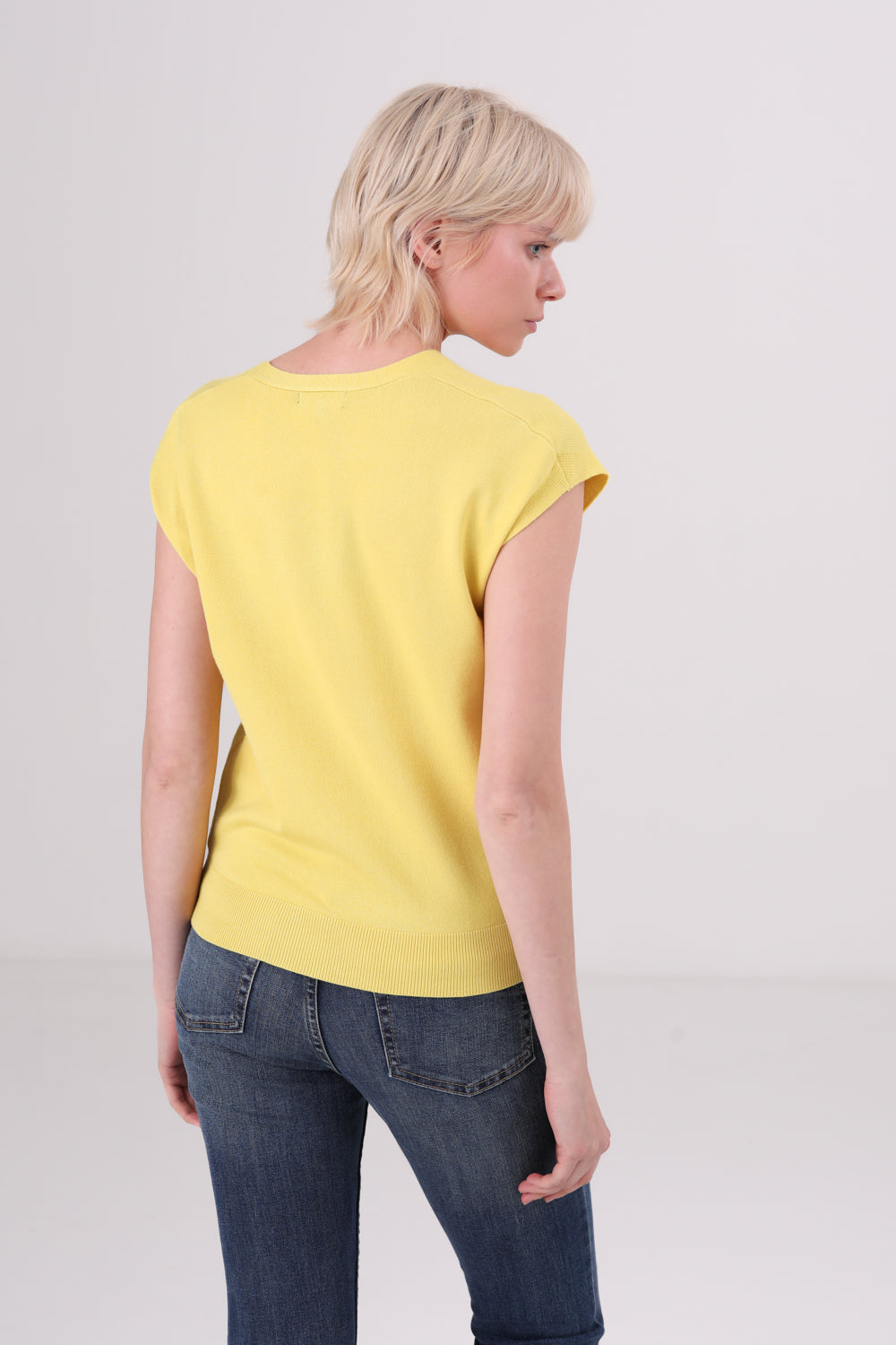 חולצת סריג עם שרוולים קצרים לנשים