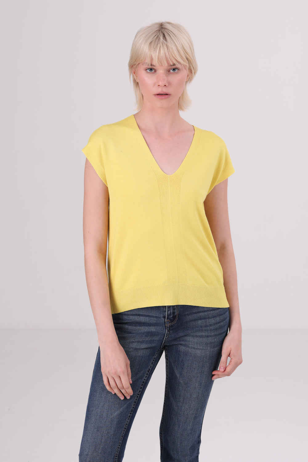 חולצת סריג עם שרוולים קצרים לנשים