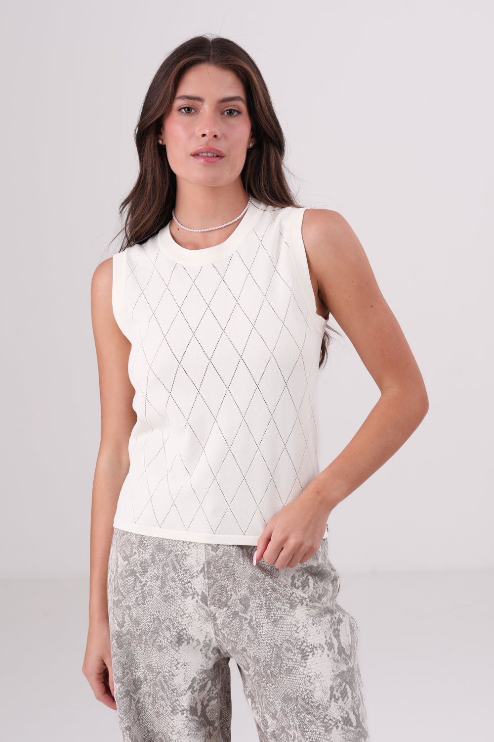 גופיית סריג ללא שרוולים עם טקסטורה לנשים