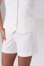 מכנס ברמודה מחויט לנשים