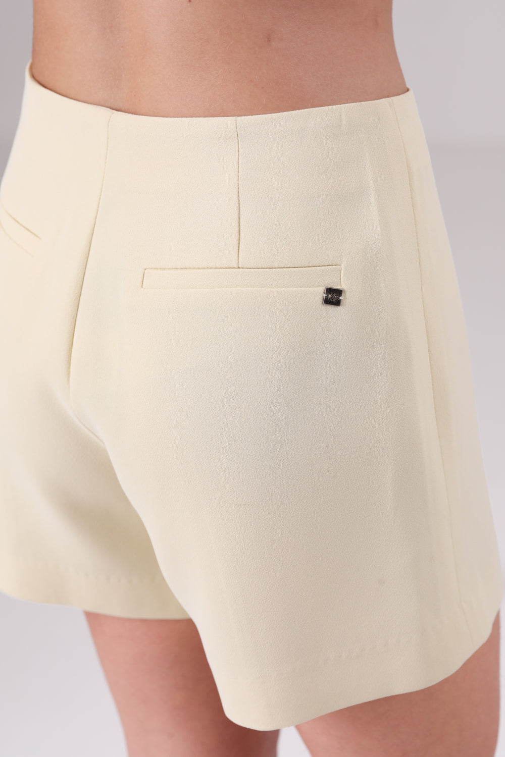 מכנס ברמודה מחויט לנשים