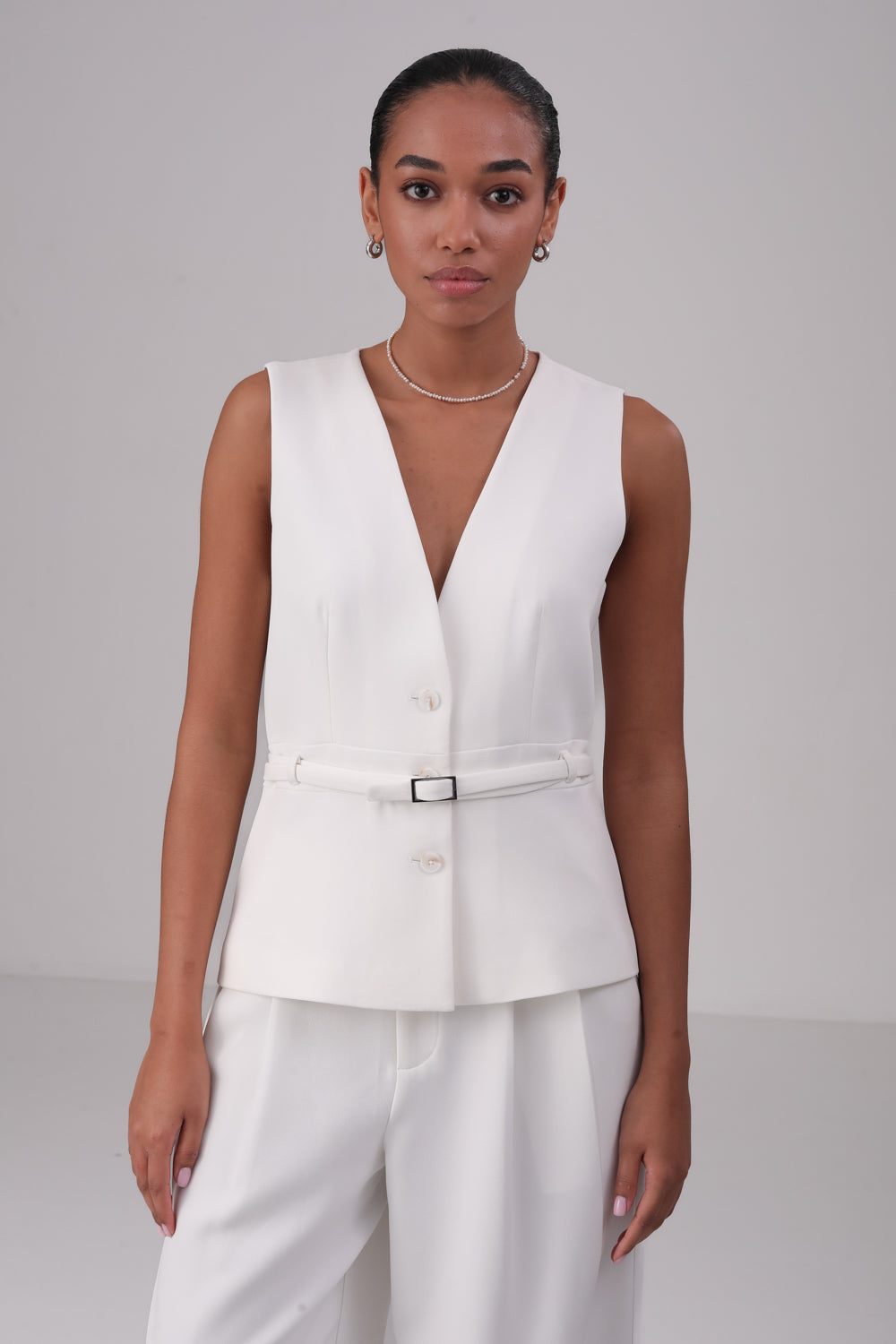 ווסט עם חגורת מותן בצבע לבן