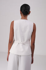 ווסט עם חגורת מותן בצבע לבן