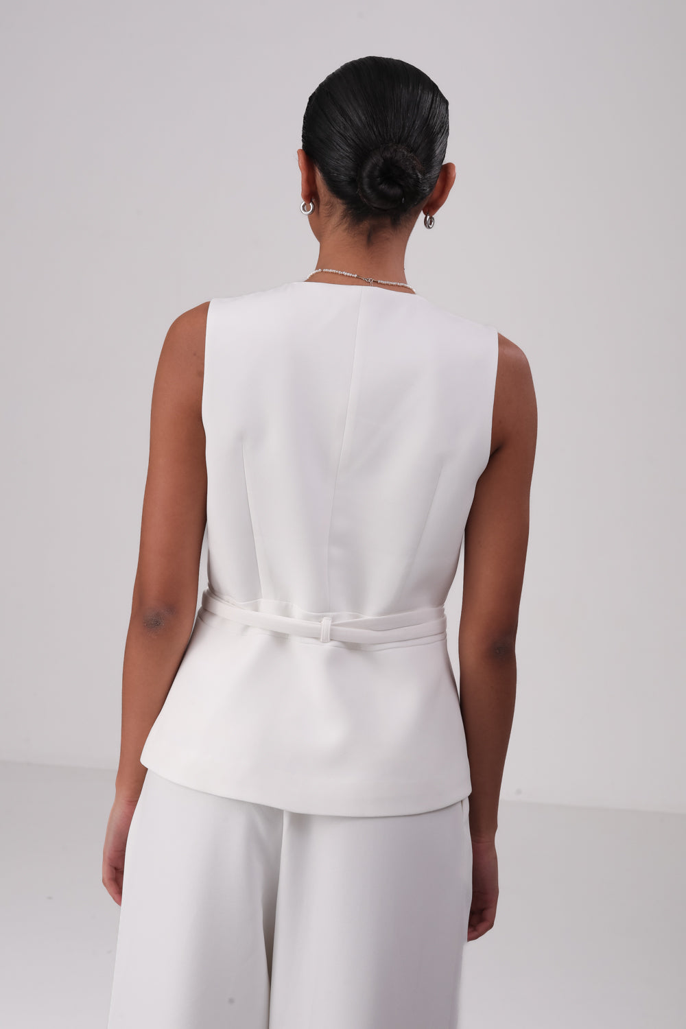ווסט עם חגורת מותן בצבע לבן