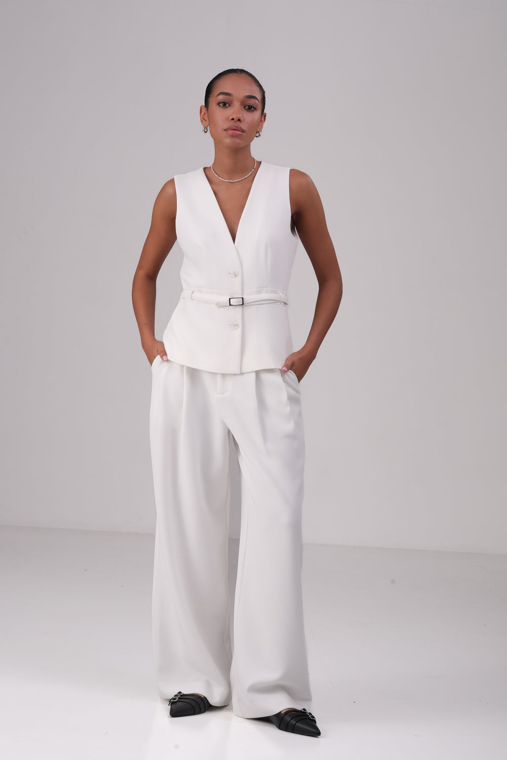 ווסט עם חגורת מותן בצבע לבן