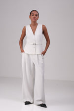 ווסט עם חגורת מותן בצבע לבן