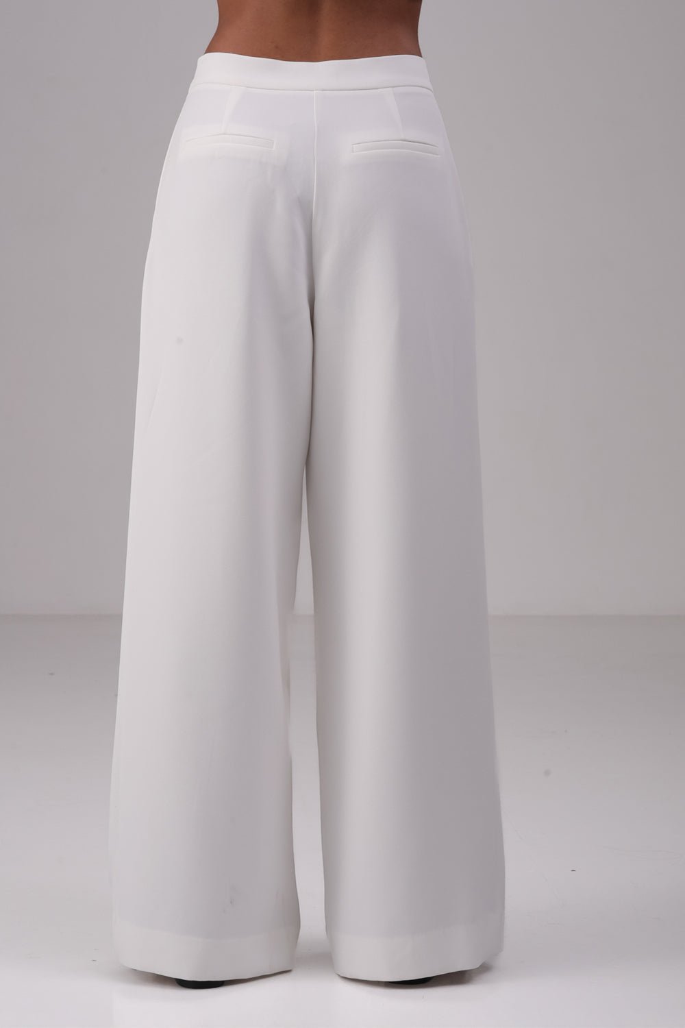 מכנס גזרה רחבה עם קפלים בצבע לבן