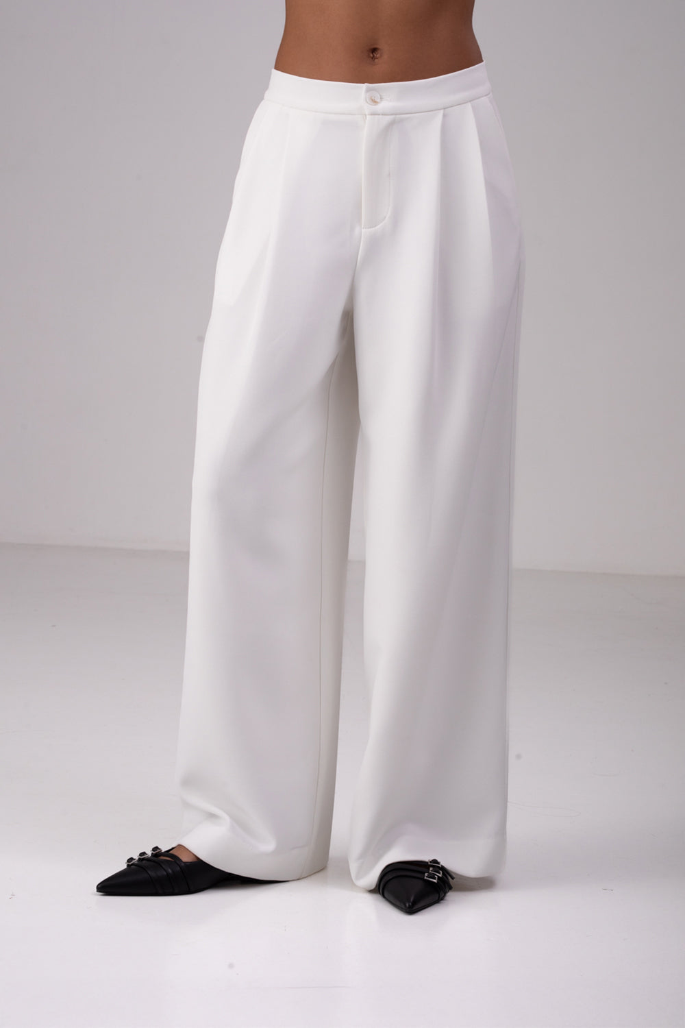 מכנס גזרה רחבה עם קפלים בצבע לבן