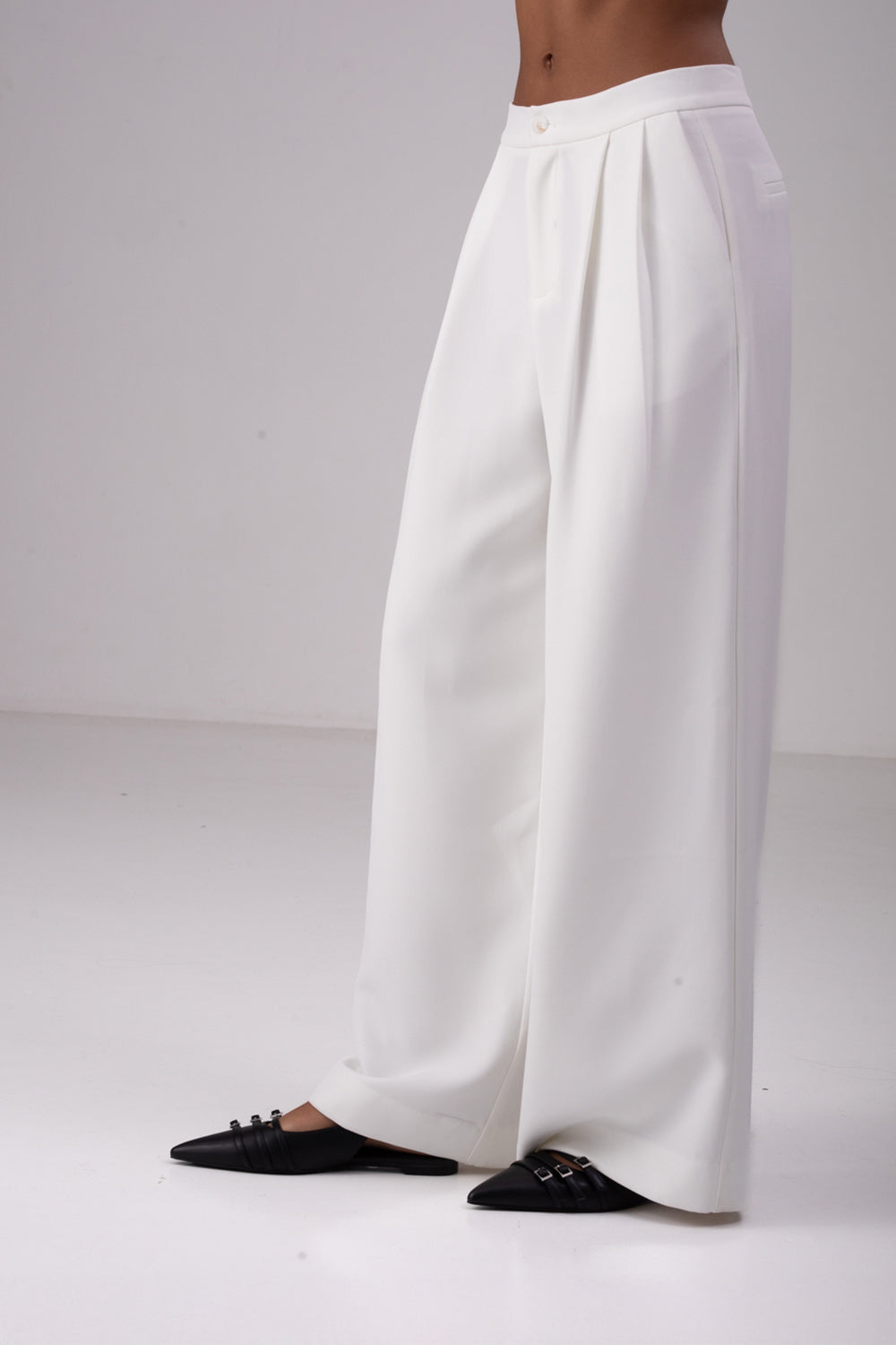 מכנס גזרה רחבה עם קפלים בצבע לבן