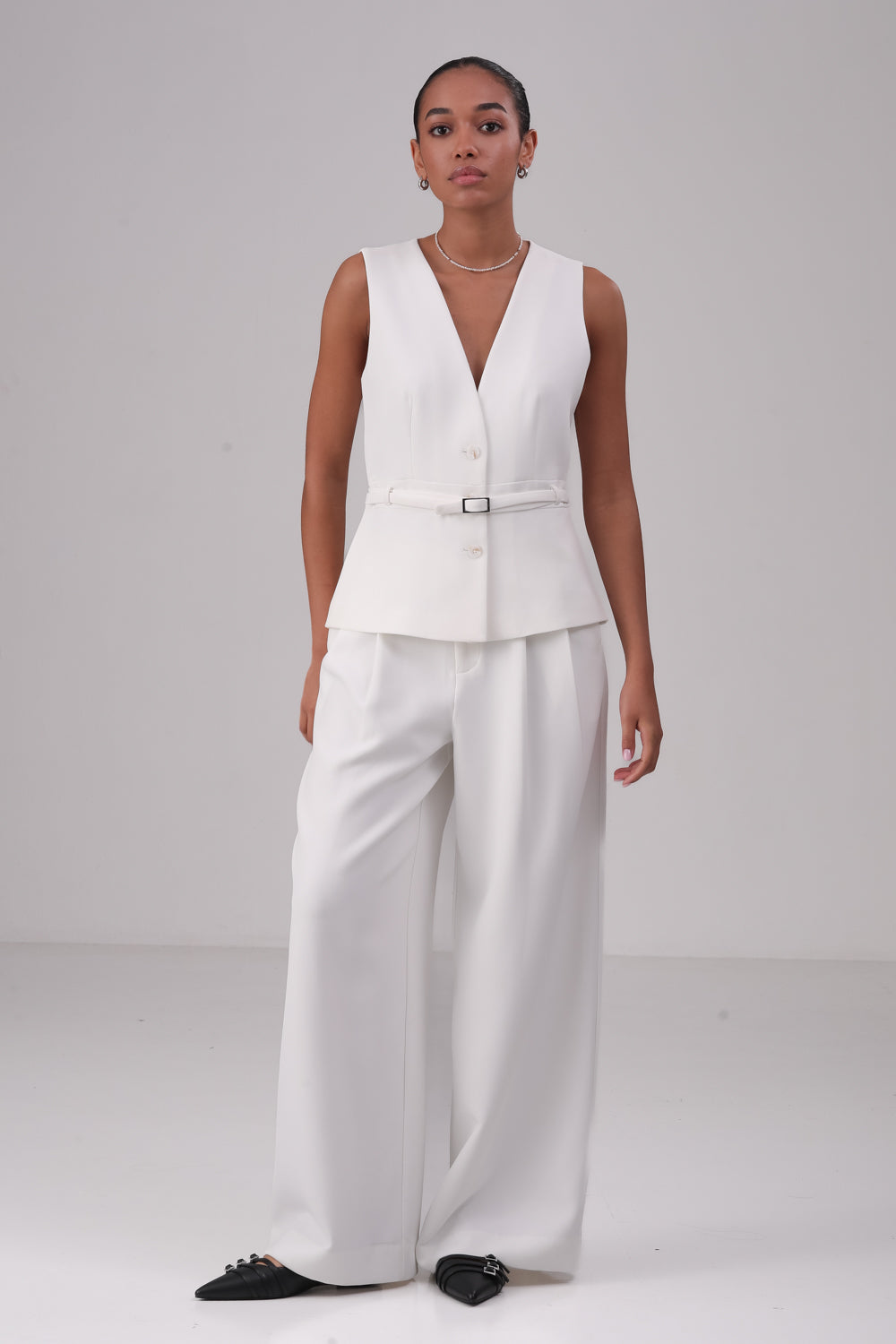 מכנס גזרה רחבה עם קפלים בצבע לבן