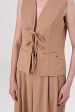 ווסט עם סגירת קשירה לנשים