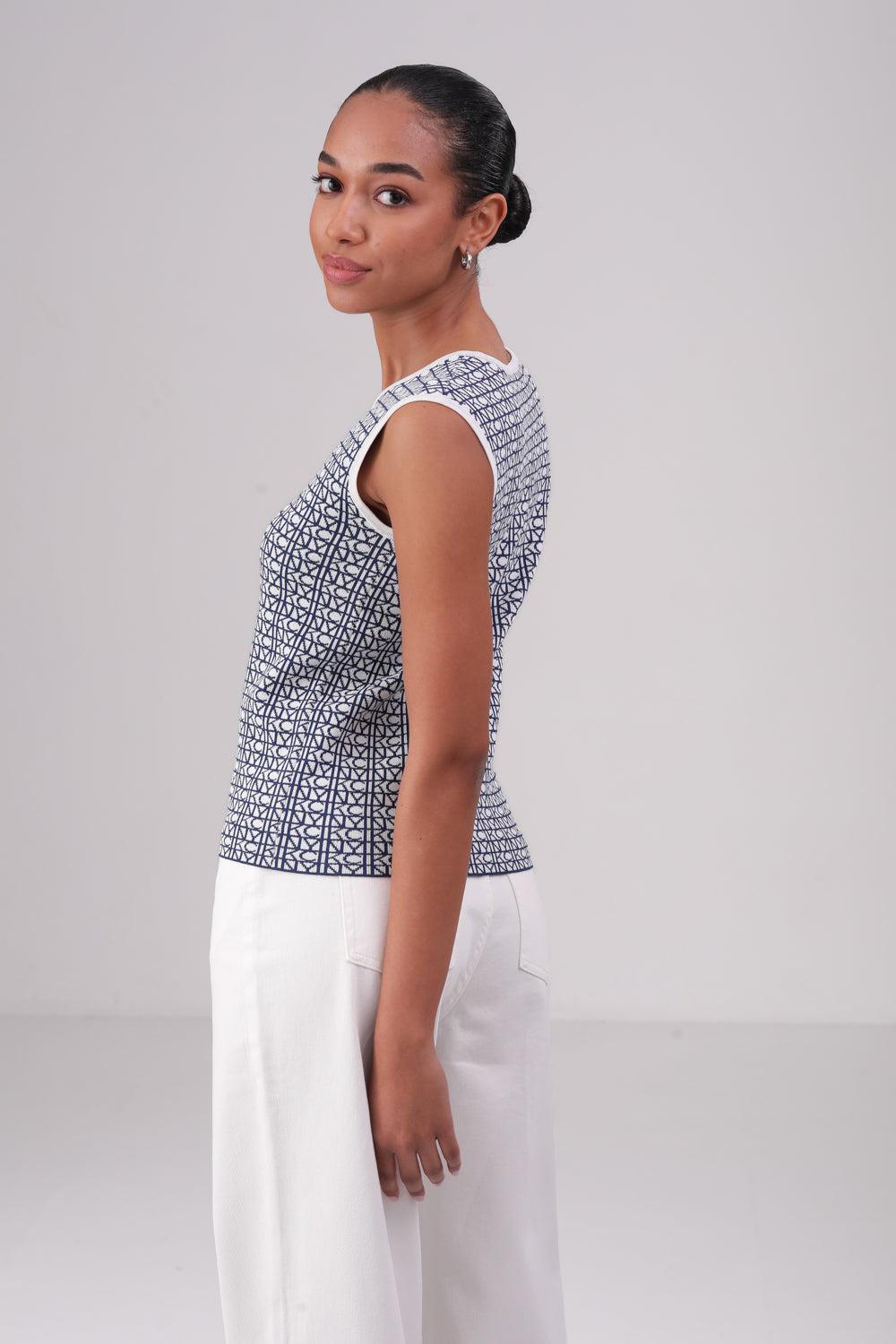 גופיית ז'קארד בגזרה ישרה