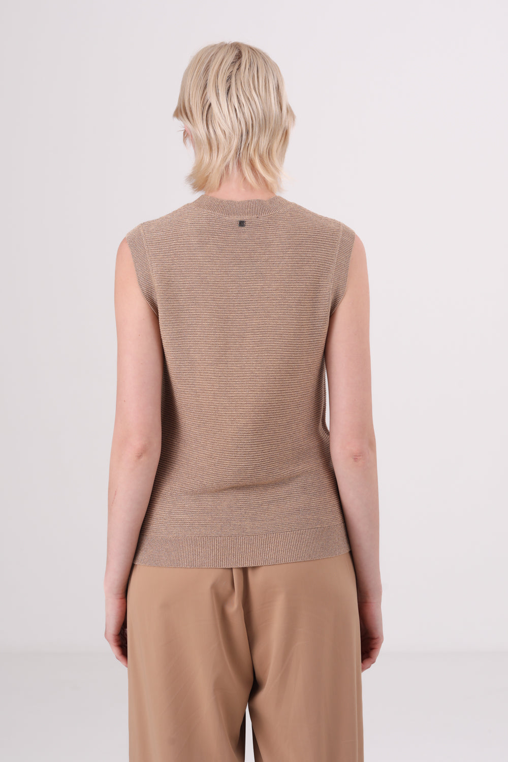 גופיית סריג מטאלי לנשים