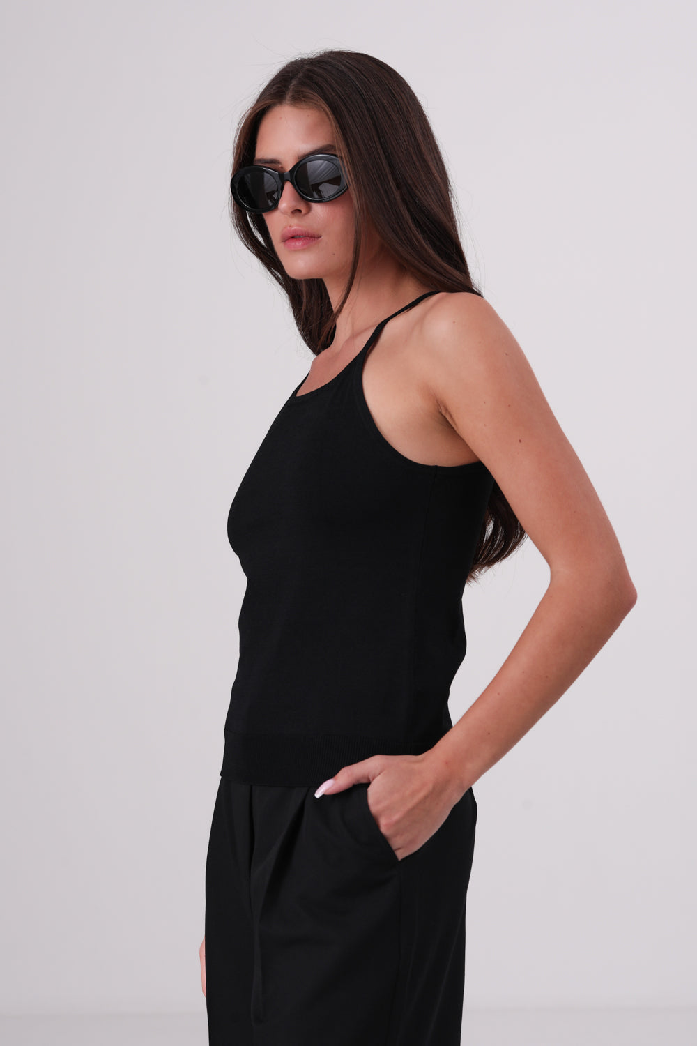 גופיית סריג בצבע שחור