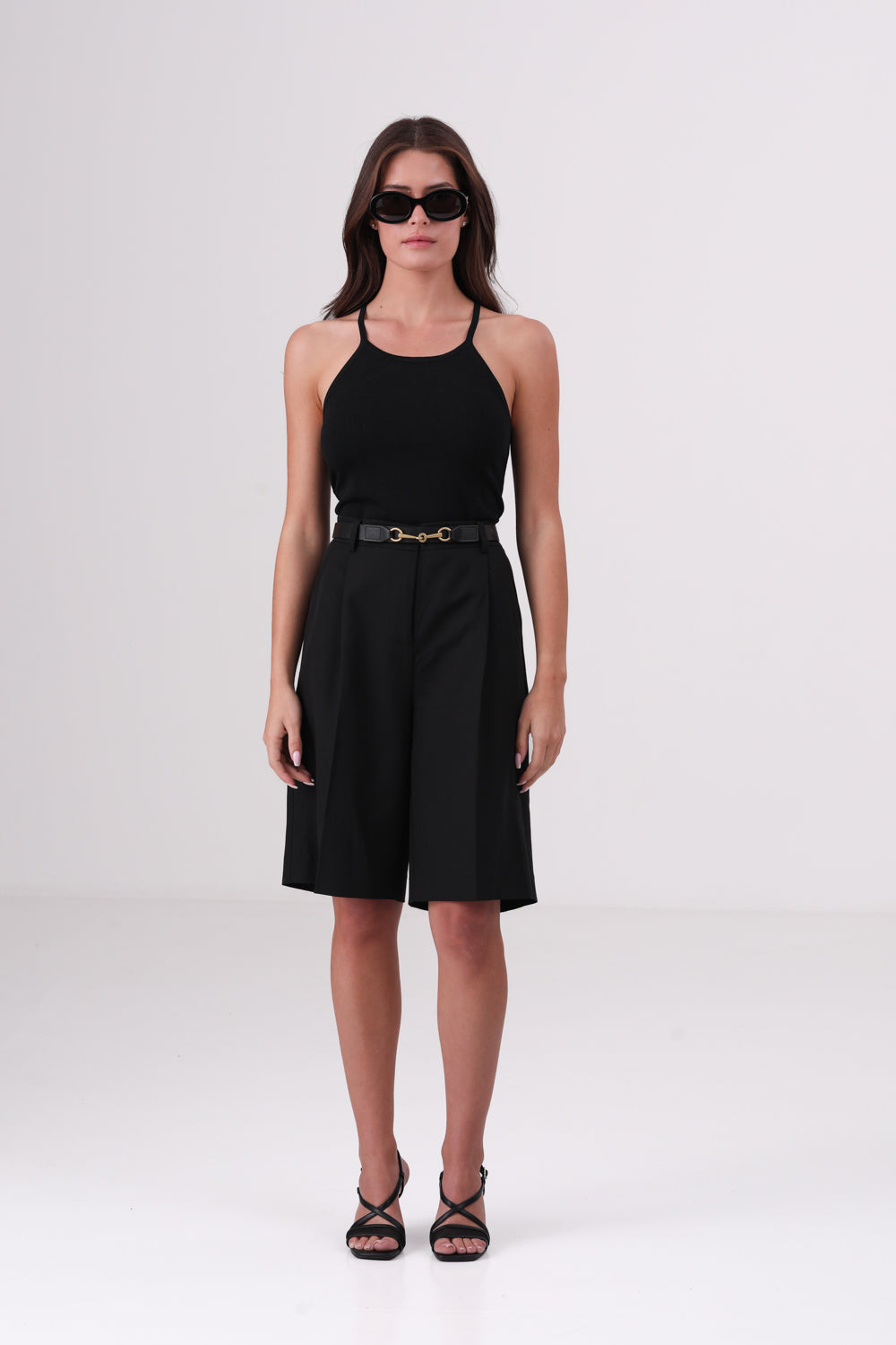 גופיית סריג בצבע שחור