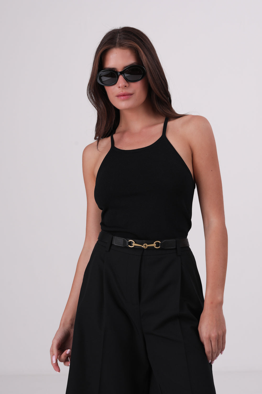 גופיית סריג בצבע שחור