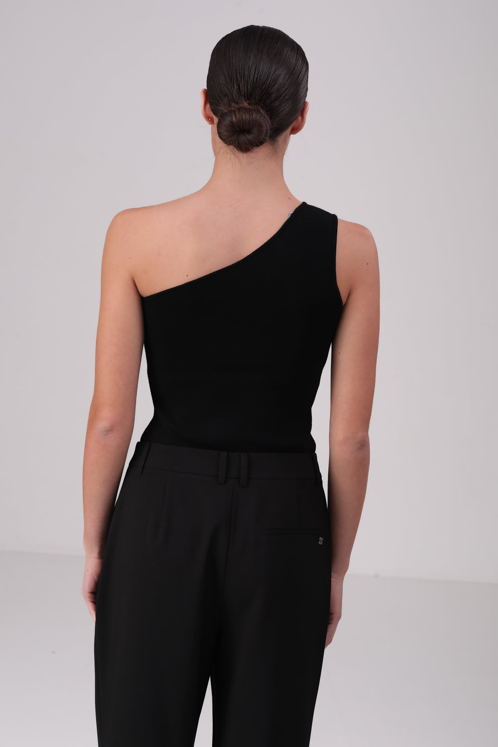 גופיית סריג וואן שולדר בצבע שחור