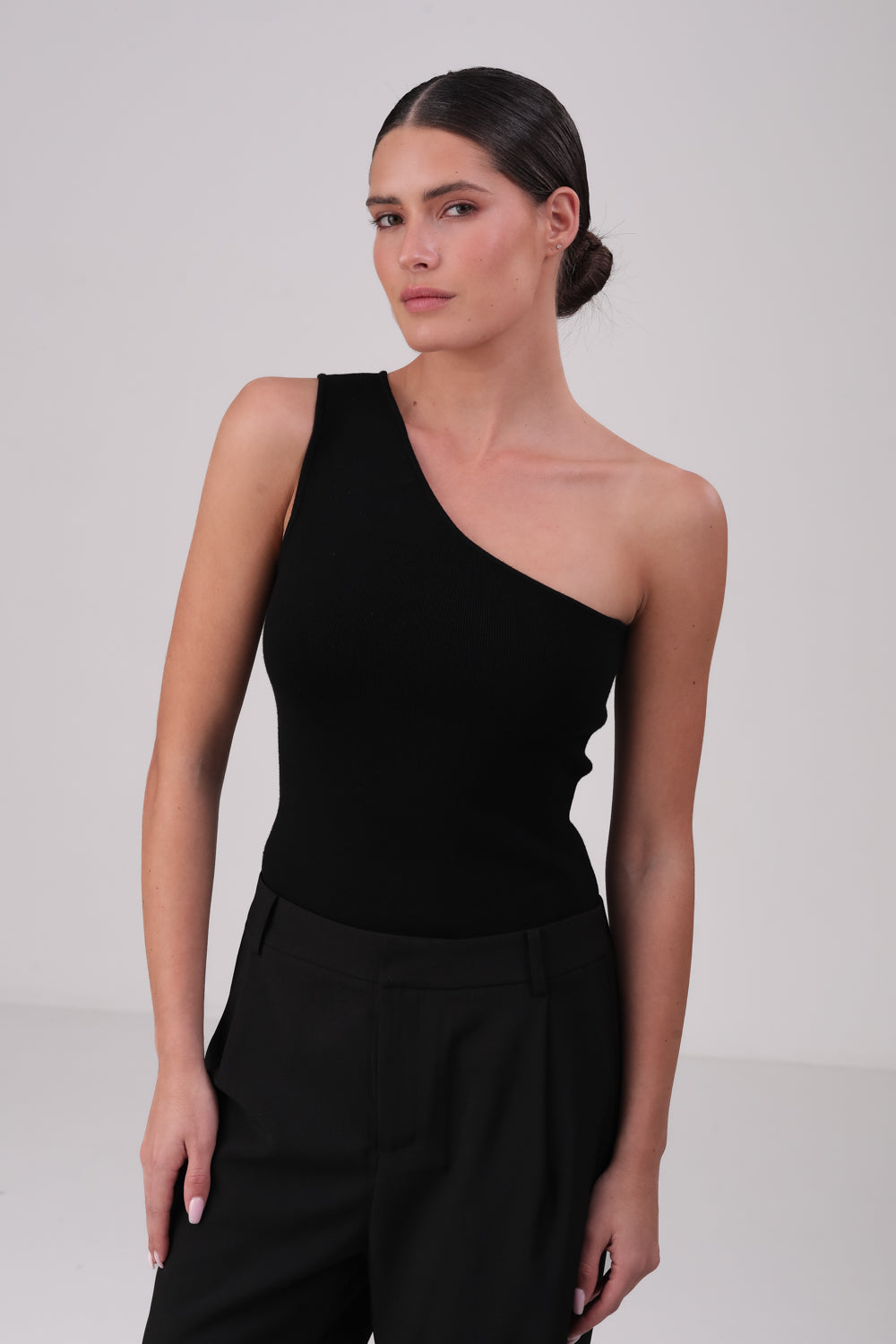 גופיית סריג וואן שולדר בצבע שחור