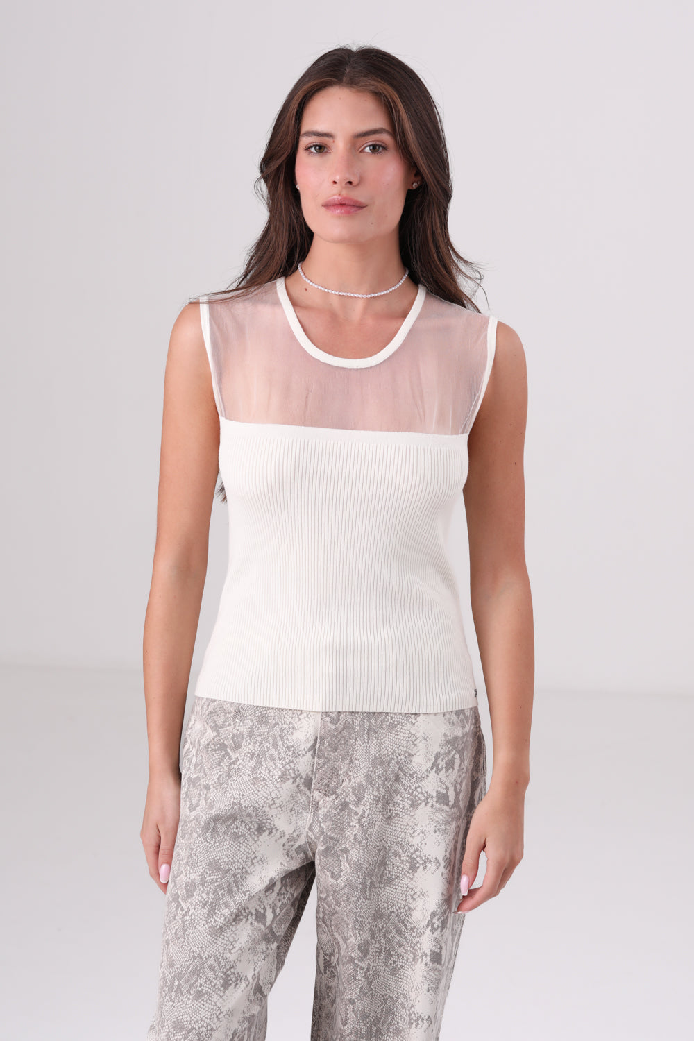 גופיית סריג שקופה חלקית