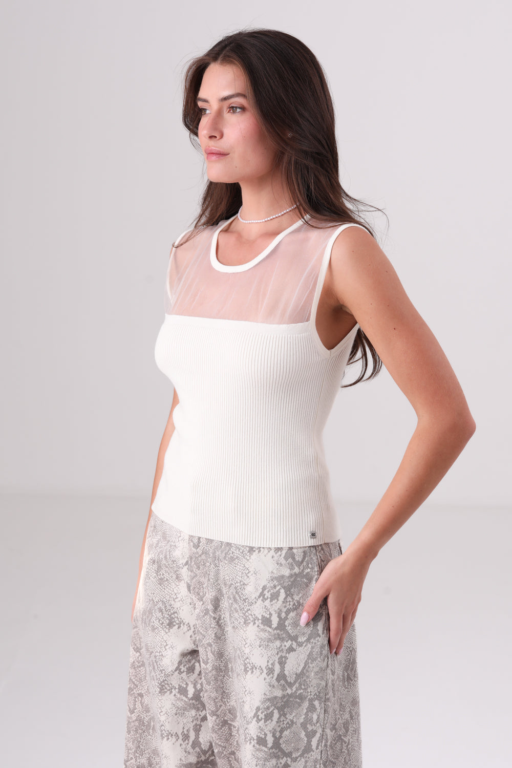 גופיית סריג שקופה חלקית