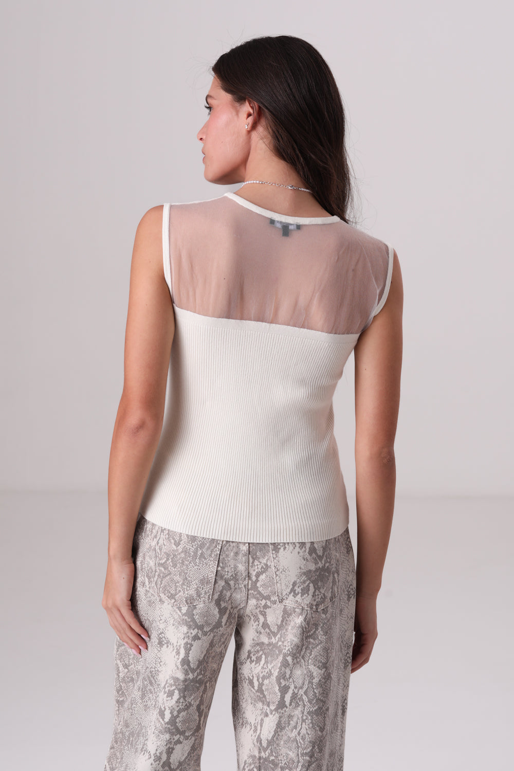 גופיית סריג שקופה חלקית