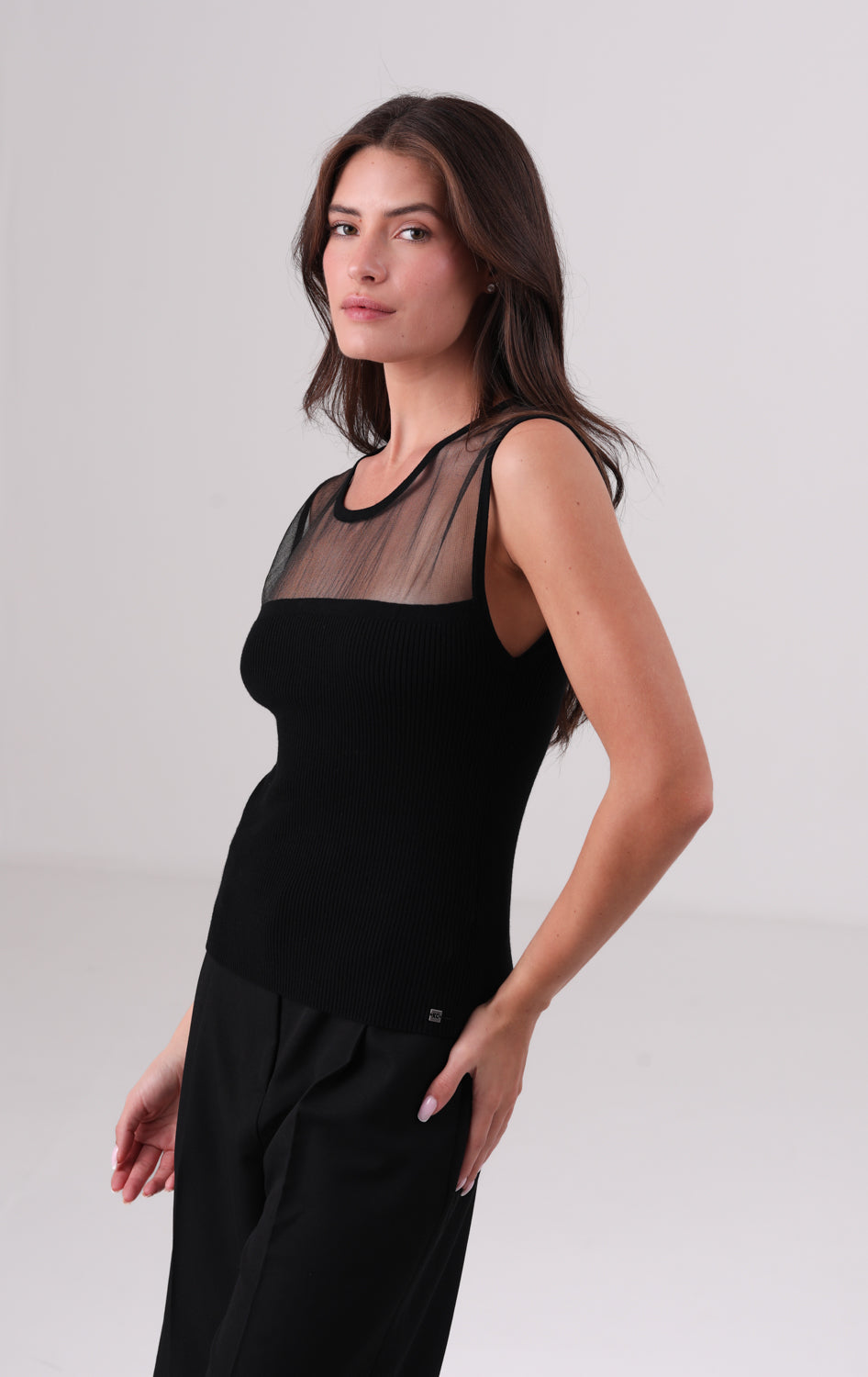 גופיית סריג שקופה חלקית