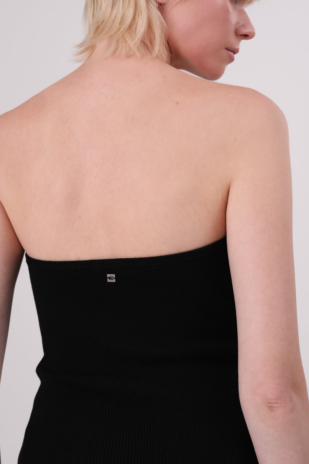 טופ סטרפלס סריג בצבע שחור