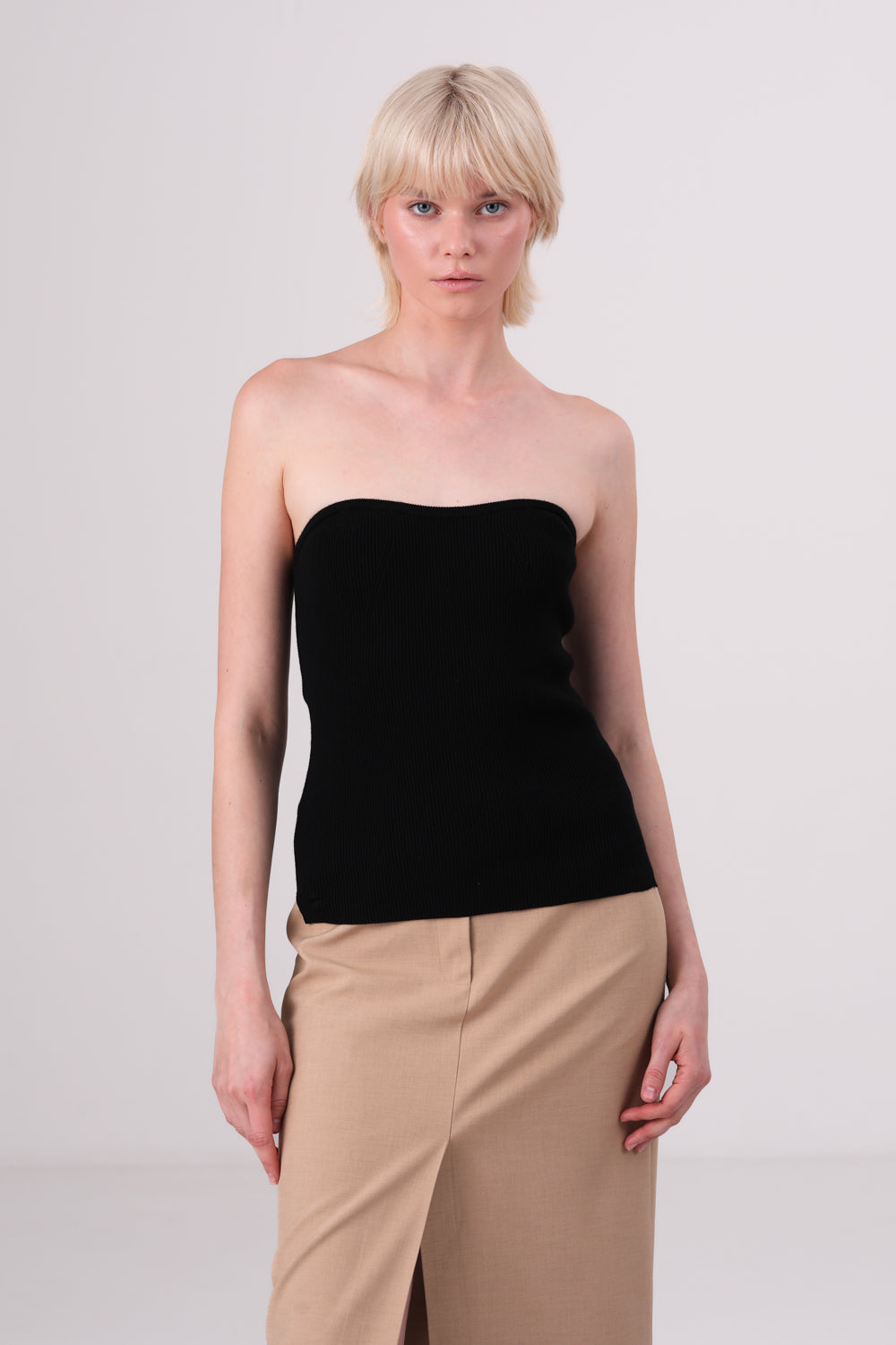 טופ סטרפלס סריג בצבע שחור