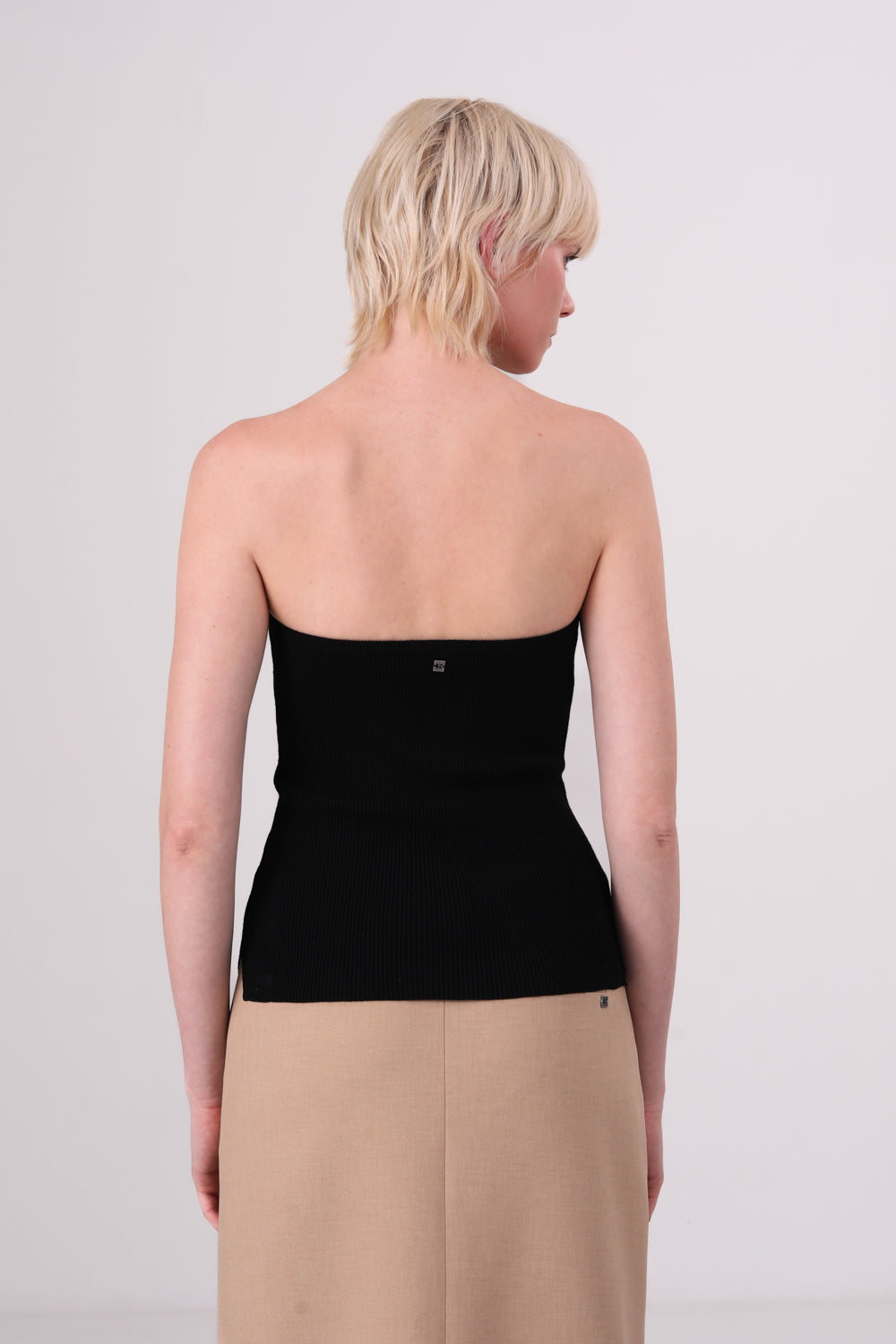 טופ סטרפלס סריג בצבע שחור