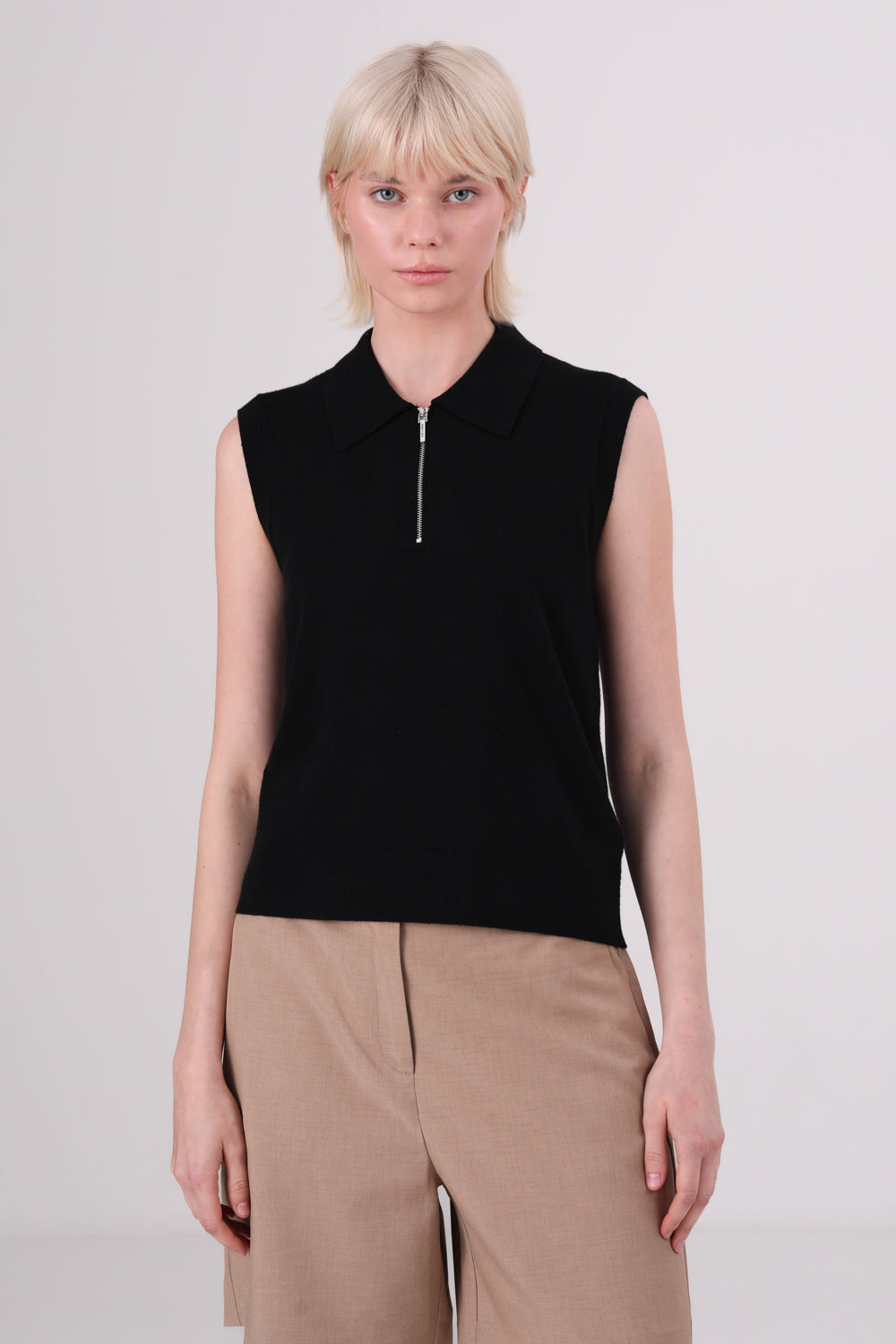 גופיית פולו רוכסן ללא שרוולים לנשים