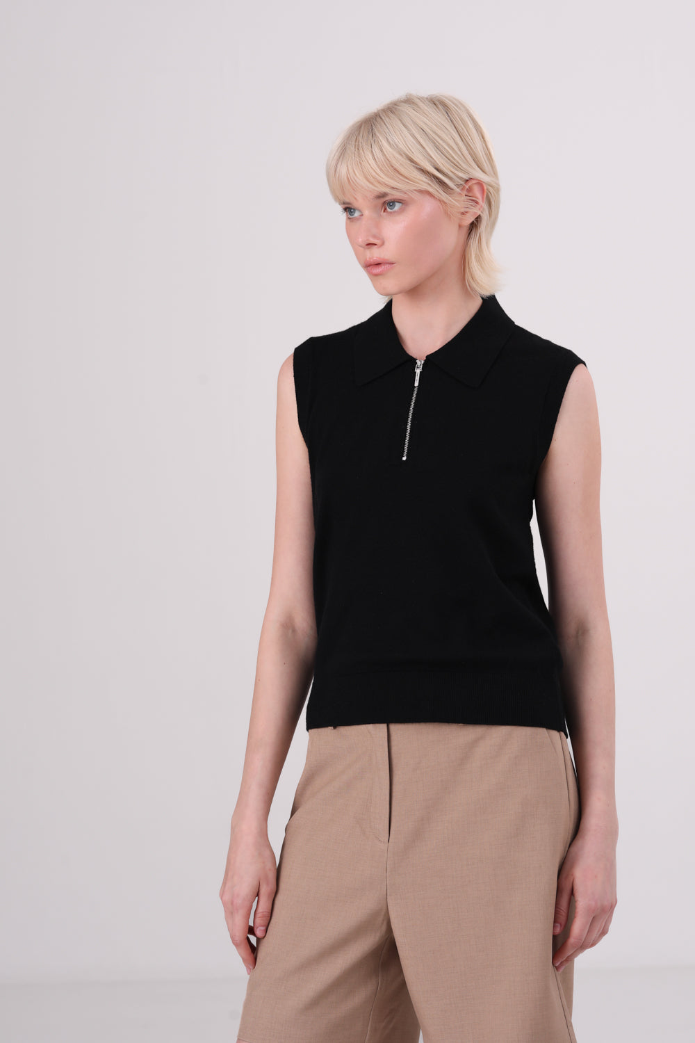 גופיית פולו רוכסן ללא שרוולים לנשים