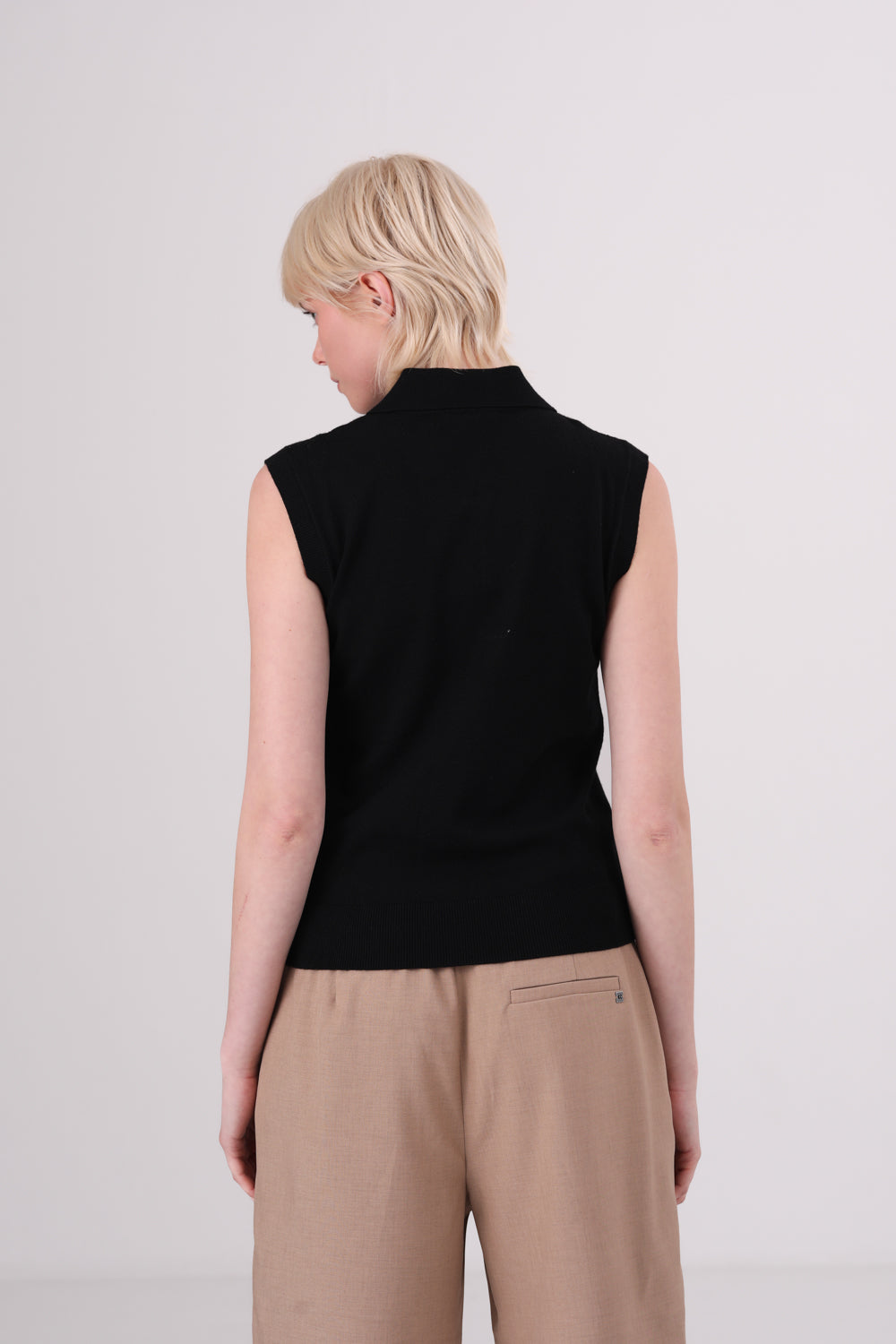 גופיית פולו רוכסן ללא שרוולים לנשים