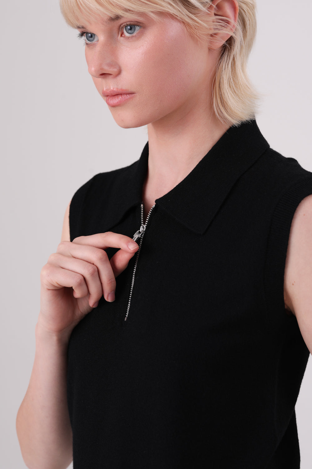 גופיית פולו רוכסן ללא שרוולים לנשים