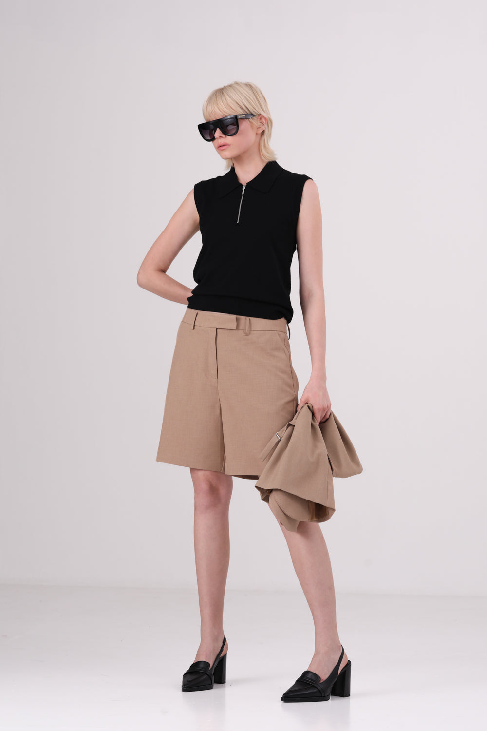 גופיית פולו רוכסן ללא שרוולים לנשים