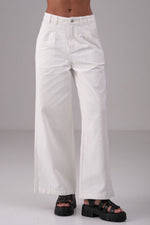 ג'ינס גזרה מתרחבת בצבע לבן