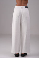 ג'ינס גזרה מתרחבת בצבע לבן