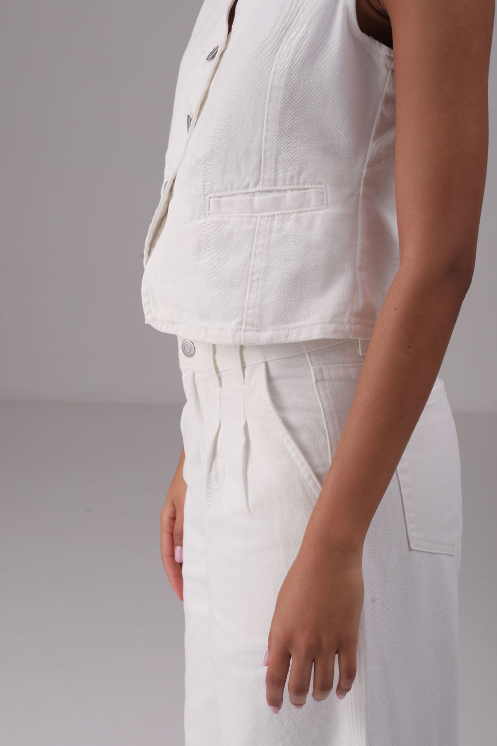 ג'ינס גזרה מתרחבת בצבע לבן