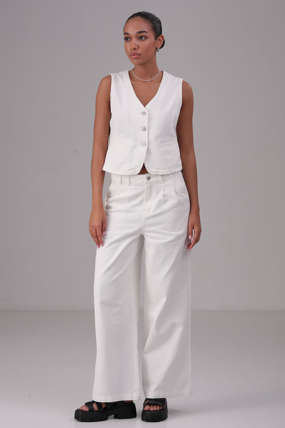 ג'ינס גזרה מתרחבת בצבע לבן