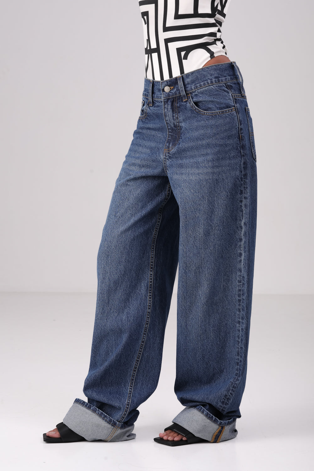 ג'ינס גזרה רחבה בצבע MID WASH