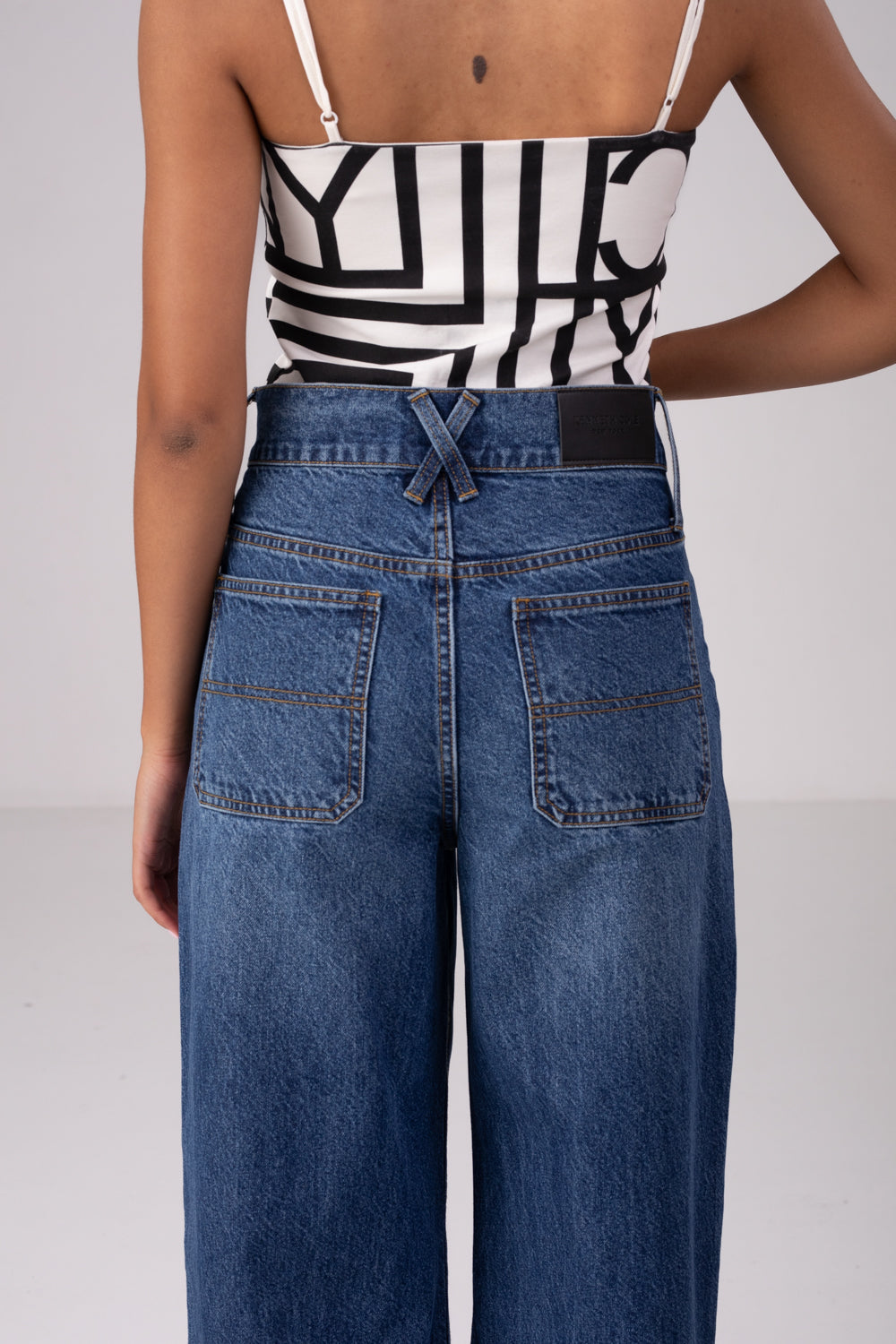 ג'ינס גזרה רחבה בצבע MID WASH