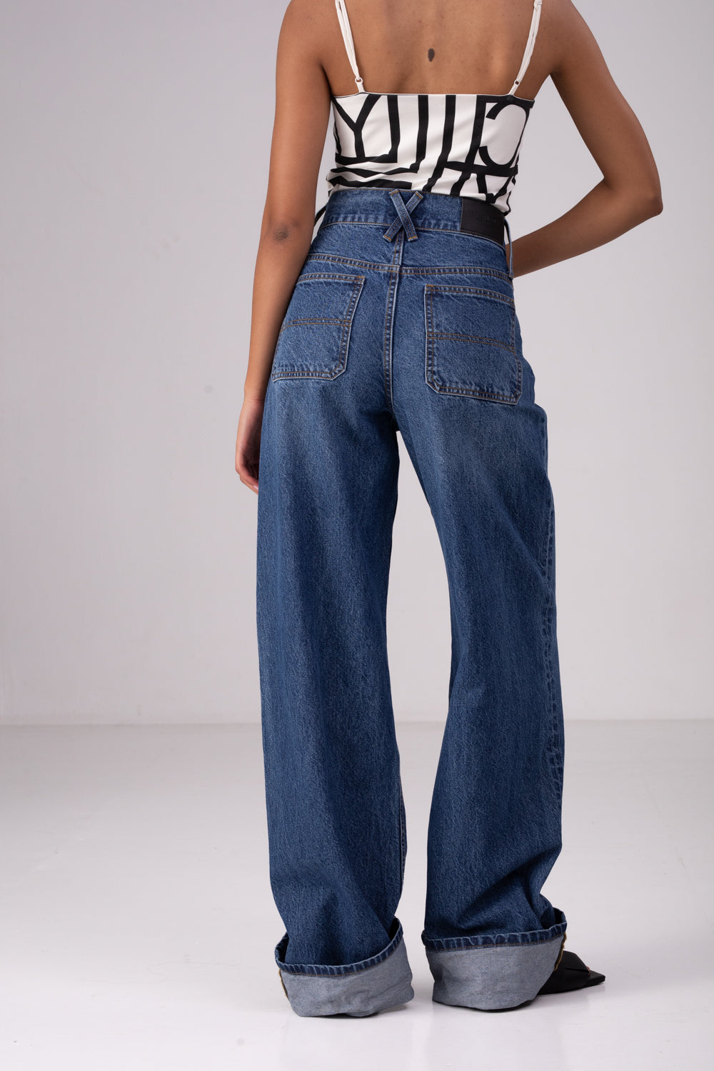 ג'ינס גזרה רחבה בצבע MID WASH