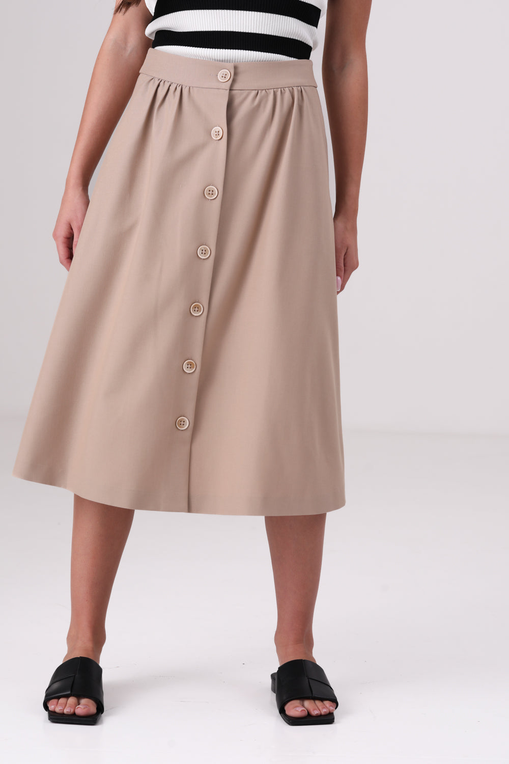 חצאית מידי עם כפתורים בצבע בז'