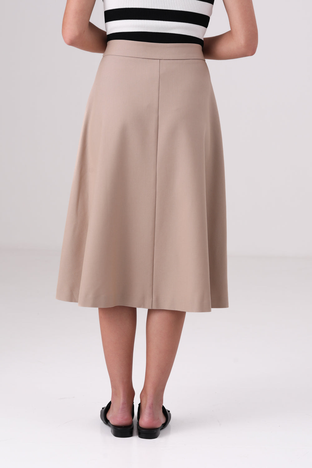 חצאית מידי עם כפתורים בצבע בז'